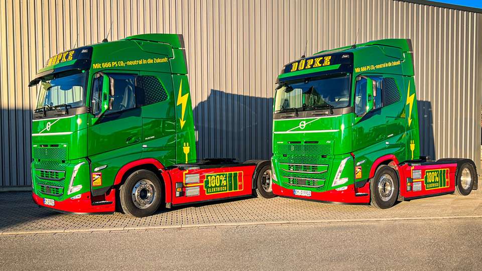 Die beiden vollelektrischen Volvo FH-Electric-Sattelzugmaschinen ermöglichen einen emissionsfreien und kosteneffizienten Gütertransport, während das intelligente Energiemanagementsystem für eine optimale und wirtschaftliche Ladung sorgt.