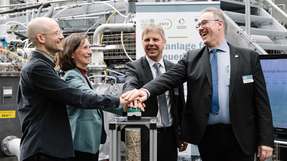 Offizielle Inbetriebnahme der neuen Forschungsanlage für erneuerbares Methan: Philipp Knötig, Karin Naumann (Projektleitung), Dr. Sven Halldorn (BMDV), Prof. Dr. Michael Nelles (Wiss. Geschäftsführer DBFZ), v.l.n.r.