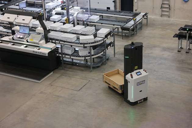 Das ‚Open Shuttle Fork‘ ist ein autonomer mobiler Roboter (AMR) zum Transport von handelsüblichen Paletten, Gestellen und Sonderladungsträgern.