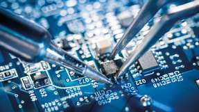 Die Elektronikfertigung ist energieintensiv, erzeugt schwer recycelbaren Abfall und erfordert aufwendige Verpackungen, doch durch regenerative Energien, effiziente Maschinen und angepasste Recycling- sowie Verpackungskonzepte lassen sich Nachhaltigkeitsziele erreichen.