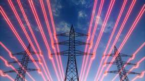 Traditionelle Stromnetze sind für eine zentralisierte, kontinuierliche Stromerzeugung ausgelegt, der moderne Energiemix ist jedoch genau das Gegenteil: schwankend und dezentral.