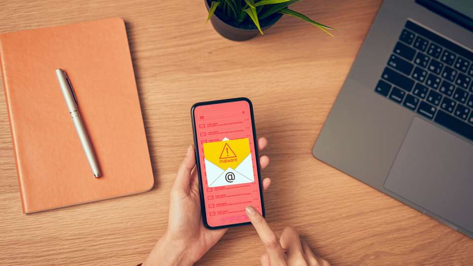 Das Besondere an Mishing: die bösartige Nutzlast wird, ebenso wie die Weiterleitung zur getarnten Phishing-Webseite, nur dann ausgelöst, wenn die E-Mail auf einem mobilen Endgerät geöffnet wird.