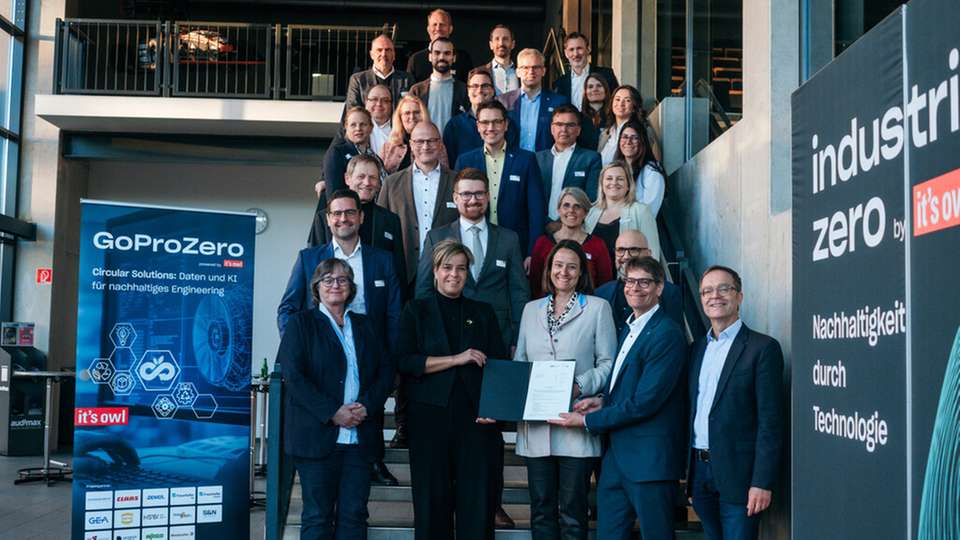 Bei der Übergabe des Förderbescheids durch Mona Neubaur, Ministerin für Wirtschaft, Industrie, Klimaschutz und Energie des Landes Nordrhein-Westfalen, waren Vertreterinnen und Vertreter der 14 Partner des Projekts GoProZero zugegen.