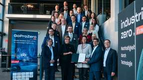 Bei der Übergabe des Förderbescheids durch Mona Neubaur, Ministerin für Wirtschaft, Industrie, Klimaschutz und Energie des Landes Nordrhein-Westfalen, waren Vertreterinnen und Vertreter der 14 Partner des Projekts GoProZero zugegen.