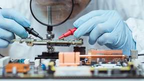 Es ist im Allgemeinen kostengünstiger, Designprobleme in Verbindung mit elektromagnetischen Störungen zu einem frühen Zeitpunkt der Produktentwicklung zu lösen.