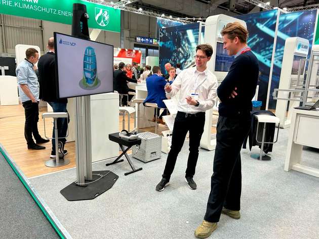 Anthony Bieber (SICP) präsentiert ein Projekt auf der Hannover Messe 2024.