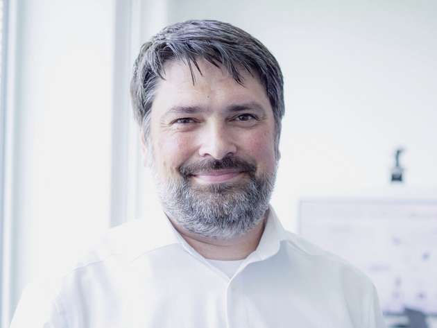 Lasse-Pekka Thiem, Head of Business Unit Connectivity & Control, Baumer Group: IO-Link hat neue Möglichkeiten in der Sensorik erschlossen, und das Potenzial ist noch lange nicht ausgeschöpft. Durch Zusatzdaten, vereinfachte Verdrahtung und leichte Integration bietet IO-Link klare Vorteile. So liefern unsere optischen Sensoren zum Beispiel Hinweise über ihren Verschmutzungsgrad – goldwert für eine bedarfsgerechte Instandhaltung ohne Ausfallzeiten. Besonders zukunftsweisend ist für mich, wie das Zusammenspiel aus Sensoren, leistungsstarken Mastern und intelligenter Software die Maschinenperformance weiter steigern kann, unter anderem durch höhere Geschwindigkeit und Genauigkeit. Solche performanten Gesamtpakete, wie Baumer sie bietet, verkürzen zudem die Zeit zwischen Anlagentests und Serienfertigung. Ich bin überzeugt, dass IO-Link-Sensorik weiter eine Schlüsselrolle bei Optimierungen von Automatisierungsprozessen spielen wird.