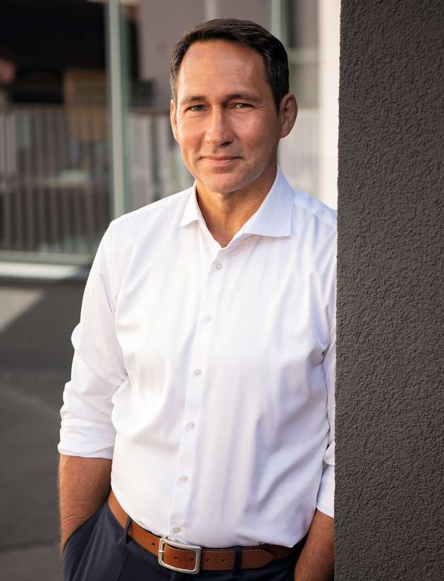 Torsten Fuchs, Geschäftsführer, Gefran Deutschland: Die Zukunft der industriellen Automatisierung gehört der smarten Sensorik. Sensoren sind heute weit mehr als reine Datensammler – sie analysieren und verarbeiten Informationen direkt in Echtzeit. Ein entscheidender Trend ist die Erfassung zusätzlicher Parameter neben der eigentlichen Messaufgabe. Diese erweiterten Daten liefern wertvolle Erkenntnisse für Predictive Maintenance, indem sie frühzeitig Verschleiß oder Abweichungen erkennen. So tragen smarte Sensoren maßgeblich zur Effizienzsteigerung, höheren Anlagenverfügbarkeit und nachhaltigeren Produktionsprozessen bei.