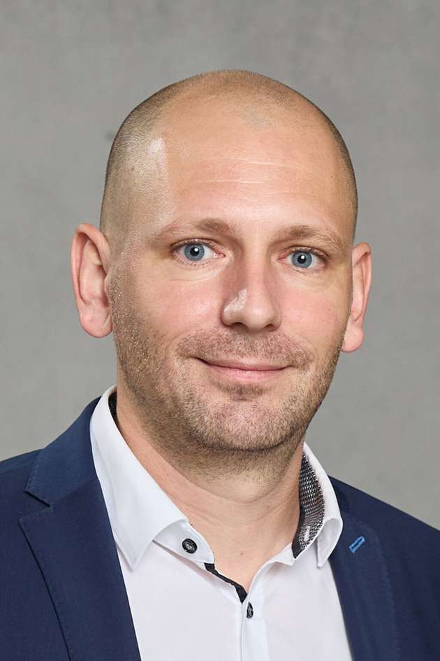 Benjamin Schmid, CIO, Leuze-Gruppe: So unterschiedlich Sensoren sind, eines haben sie alle gemeinsam: Sie stellen Daten zur Verfügung. Der Trend geht klar hin zu Sensoren, die mindestens eine Punkt-zu-Punkt-Verbindung wie IO-Link haben. Zudem müssen sie für eine komprimierte Datenübermittlung ein Mindestmaß der Datenvorverarbeitung beherrschen und in ein Profil eingebettet sein. Daher ist die Frage, ob Sensoren wirklich „smarter“ im Sinne von größerer Prozessorleistung werden müssen, denn diese hat ihren Preis, auch im Sinne der Stromaufnahme und Abwärme. Uns erscheint die Zukunft eher dahin zu gehen, die Anbindung der Sensoren zu optimieren und auf performante und gleichzeitig effiziente Datenanbindungen wie SPE zu setzen sowie die Auswertung der Daten externen Prozessoreinheiten zu überlassen.