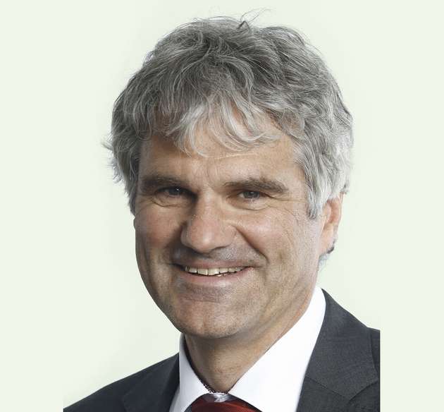 Benedikt Rauscher, Leiter globale IoT / Industrie 4.0-Projekte, Pepperl+Fuchs: „Smarte“ Sensoren zeichnen sich dadurch aus, dass sie kommunikativ sind, einfach parametriert sowie flexibel konfiguriert werden können und vor allem dass sie neben eigentlichen Sensorwerten weitere nutzbringende Daten bereitstellen. Der Sensor wird durch solche Eigenschaften vom einfachen Signalgeber zur vielseitigen Informationsquelle. Diese lässt sich allerdings nur dann optimal nutzen wenn sie interoperabel mit Produkten anderer Hersteller eingesetzt werden können – was in Maschinen und Anlagen der übliche Fall ist. Aus diesem Grund hat sich ein klarer Trend zu standardisierten Kommunikationsprotokollen anstelle von proprietären Lösungen etabliert. Ein anschauliches Beispiel für ein solches Protokoll ist IO-Link, das auch in den neuen induktiven Abstandssensoren von Pepperl+Fuchs integriert ist. Diese liefern über IO-Link zuverlässige Abstandswerte und stellen zusätzlich Condition-Monitoring-Funktionen zur Überwachung von Geschwindigkeiten und Beschleunigungen bereit.