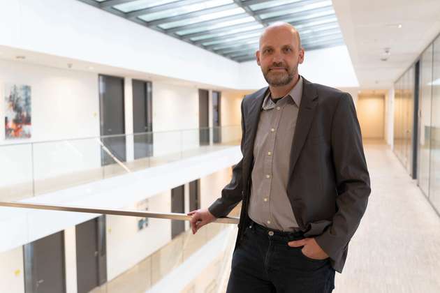 Michael Troska, Produktmanager Neigungs- & Vibrationssensoren, Turck: Smarte Sensoren verbessern durch intelligente Funktionen sowohl die Messverfahren und -ergebnisse als auch die Handhabung. Ein Beispiel ist die integrierte „Wasserwaagenfunktion“ zur einfachen Inbetriebnahme der Turck-Neigungswinkelsensoren. Da der Sensor ein Feedback bezüglich seiner gegenwärtigen Winkellage über LED-Anzeigen liefert, kann er ohne Steuerungsintegration oder Multimeter bei Analogausgängen schnell und präzise in Betrieb genommen werden. Ein weiteres Beispiel ist unser Neigungssensor, der die Winkellage mit Hilfe der Fusion der zwei Messverfahren Gyroskop und Beschleunigungszelle ermittelt. Das Ergebnis ist eine präzise und besonders schnelle Winkelmessung, bei der zusätzlich Beschleunigungswerte, etwa zur Kollisionserkennung, sowie Gyroskopwerte für Navigationsaufgaben ausgegeben werden.