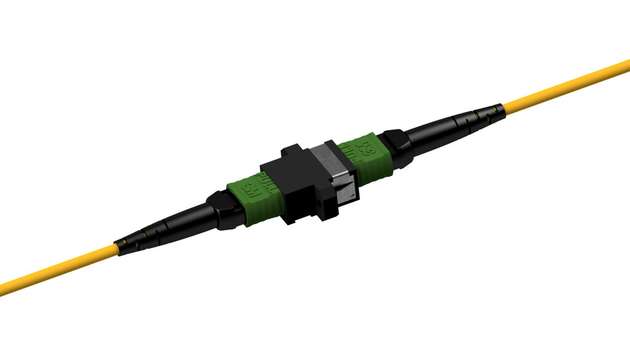 Der EBO MPE-12-Stecker besteht aus einem MPO-Steckergehäuse mit einer EBO- statt einer MT-Ferrule.