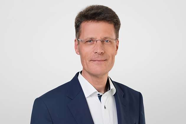 Dr. Roland Keil ist Managing Partner bei Detecon und leitet dort den Marktsektor Travel, Transport & Logistics. Nach seiner Ausbildung zum Industriekaufmann im Großanlagenbau und dem Studium der Betriebswirtschaftslehre und des Arbeitsrechts promovierte er an der Goethe-Universität in Frankfurt am Main. Anschließend war er bei der Deutschen Telekom unter anderem als Referent der Konzernstrategie und später als Bereichsleiter Product Development Voice & Data bei T-Systems tätig. 2008 wechselte er zu Detecon, wo er nun seine mehr als zwanzigjährige Erfahrung in der Markt-, Kunden- und Technologieentwicklung in den Branchen Transport & Logistik, Telekommunikation/IT, Öffentliche Unternehmen und Handel einbringt.