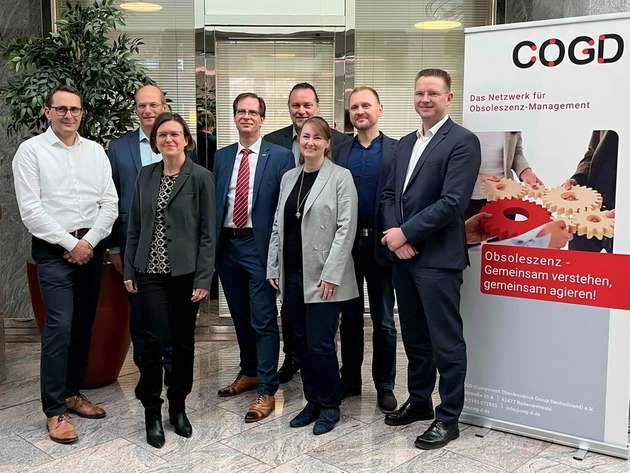 Plädieren für umfassendere Risikoanalysen und noch mehr proaktives Obsoleszenz-Management (von links): Sven Sander (Schaeffler Automotive Buehl), stellvertretender Vorstandsvorsitzender Martin Steinleitner (Syliom), Janine Keller (OneSubsea), Vorstandsvorsitzender Axel Wagner (Asteelflash), Dieter Paatsch (Festo), Stefanie Kölbl (TQ Group), Frank Mützner (Plastic Omnium Lighting Systems) und Oliver Hoffmann (General Manager EMEA Z2Data). 