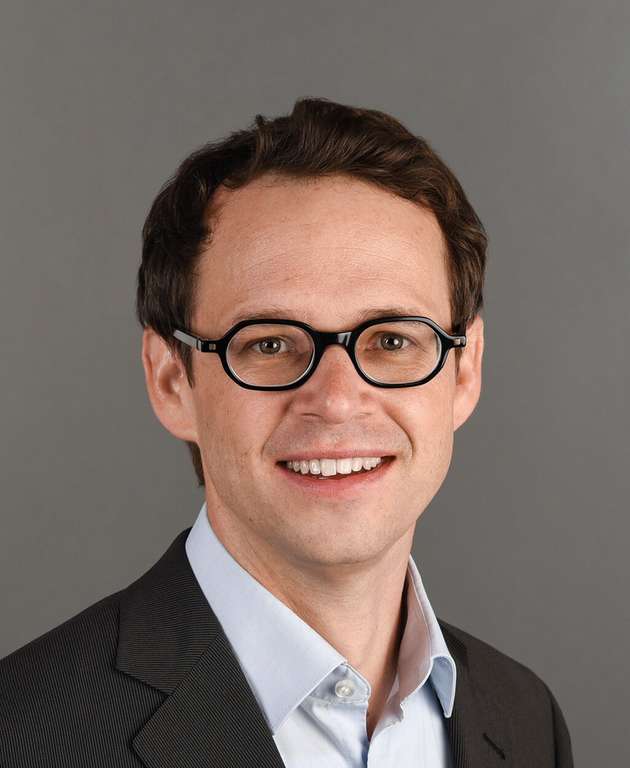 Dr. Magnus Fischer, Head of Research and Technology, Kistler Gruppe: Ein zentraler Trend in smarter Sensorik ist die Vernetzung zu intelligenten Messketten, die durch Datenanalyse und Big Data zusätzlichen Mehrwert schaffen. Dies beginnt mit hochpräzisen, robusten Sensoren, die selbst in rauen Produktionsumgebungen stabile Signale liefern. Dabei spielt die fortschreitende Miniaturisierung eine große Rolle, etwa in der Halbleiterindustrie, wo Sensoren für Kraft-, Druck- und Beschleunigungsmessung möglichst platzsparend unterzubringen sind. Auch KI hält Einzug; dazu drei Beispiele: (1) Intelligente Messketten sind entscheidend, um Halbleiteranlagen intelligenter zu machen und das IoT in der Halbleiterproduktion aufzubauen, um die Ausbeute und Effizienz zu steigern. (2) KI-gestützte Systeme wie ComoNeo und AkvisIO erkennen beim Kunststoffspritzgießen Anomalien und stabilisieren Prozesse automatisch. (3) Zusätzlich zur Kombination von Sensorik und klassischer Bildverarbeitung nutzt auch KiVision modernste Algorithmen, um Geometrie und Oberflächenqualität zuverlässig zu prüfen und so die Qualitätssicherung branchenübergreifend zu optimieren.“