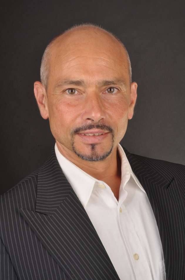 Norbert Matthes, Technical Sales Manager, Contrinex Sensor: Der Bedarf an Sensoren, die mehr können als nur analoge oder digitale Signale auszugeben, wächst. Smarte Sensoren bieten neben der reinen Erfassung von Messgrößen wie zum Beispiel Distanzen auch eine intelligente Signalaufbereitung und -verarbeitung. Somit können Entscheidungen und Aufgaben dezentral erledigt werden. Induktive und fotoelektrische Smarte Sensoren von Contrinex sind in der Lage, sowohl einen präzisen Messwert und entstandene Prozessdaten in digitaler Form über IO-Link bereitzustellen, als auch wichtige Alarme oder Events sofort über einen zweiten Ausgangspin unmittelbar als digitales Schaltsignal auszugeben (Dualer Ausgang). Das besondere: auch ohne IO-Link-Verbindung führen die über IO-Link parametrierten Sensoren eine reine Schaltaufgabe im SIO-Mode autark durch.