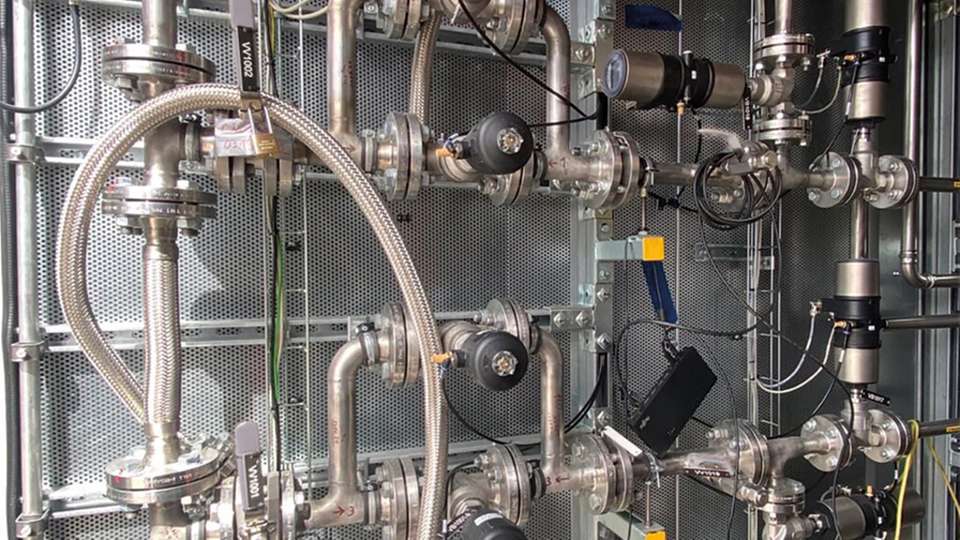 Es sind circa 50 Prozessventile an den Wasserstoff- und Kohlenstoffstrecken eingesetzt. An den Reaktoren sind Prozessregelsysteme mit Stellungsregler sowie Kugelventile mit pneumatischem Schwenkantrieb im Einsatz.