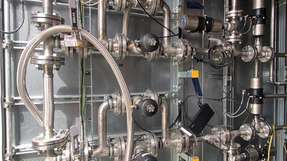 Es sind circa 50 Prozessventile an den Wasserstoff- und Kohlenstoffstrecken eingesetzt. An den Reaktoren sind Prozessregelsysteme mit Stellungsregler sowie Kugelventile mit pneumatischem Schwenkantrieb im Einsatz.