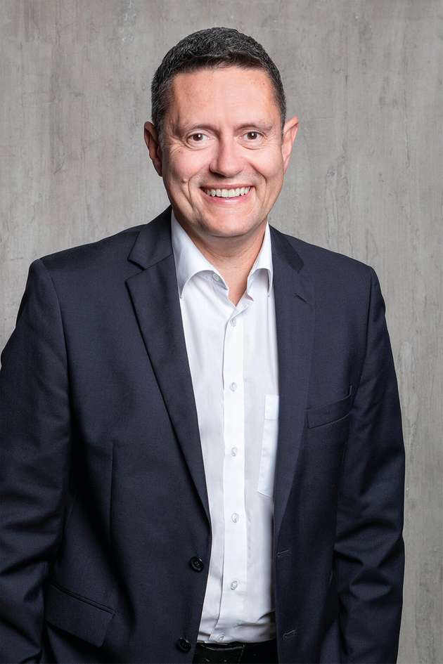 Oliver Huther, Head of Disruptive Business Development, Sick: Smarte Sensorik ist nur der Anfang – das Industrial Metaverse ist ein wichtiger Trend für uns und entwickelt sich zum unverzichtbaren Tool der Industrie. Als Brücke zwischen realer und virtueller Welt ermöglicht es Produktentwicklung, Projektierung, Inbetriebnahme und Service auf einem neuen Level. Die Datenbasis wird durch smarte Sensoren und IoT-Technologien in Echtzeit erfasst. Digitale Zwillinge simulieren Maschinen, Anlagen und Prozesse, um Abläufe zu optimieren, Risiken frühzeitig zu erkennen und vorausschauend zu steuern. So lassen sich Wartungskosten senken und Ausfälle minimieren. Die rasante Entwicklung von Hardware, Software und Kommunikationstechnologien treibt diesen Wandel voran – selbst in traditionell geprägten Branchen.