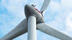 Beim Rückbau alter Windkraftanlagen lassen sich Turm und Fundament gut verwerten – bei den Rotorblättern hingegen beginnt die eigentliche Herausforderung für die Kreislaufwirtschaft.