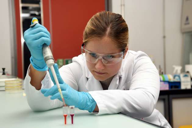In den Empa-Labors wird an Antibiotikaresistenz-Sensoren gearbeitet, deren Farbstoffe auf bestimmte Bakterien reagieren.
