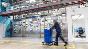Der maßgeschneiderte Musterzug von Denios für Merck am Standort Schnelldorf ermöglicht eine sichere und präzise Probenahme von Feststoffen, Flüssigkeiten und hochtoxischen Medien, um die Qualitätskontrolle unter höchsten Sicherheitsstandards zu gewährleisten.