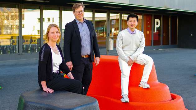 Maria Saladina, Prof. Dr. Carsten Deibel und Chen Wang (rechts) von der Professur Optik und Photonik kondensierter Materie vor dem Institut für Physik der TU Chemnitz.