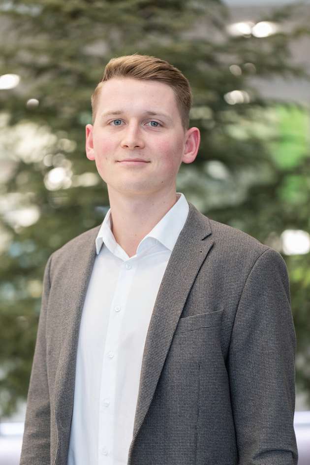 Tim Held, Global Industry Manager, Device Connection Technology, Wago: Wir freuen uns, das Fachpublikum auf der PCIM mit unseren innovativen Technologien und Lösungen für die Geräteanschlusstechnik zu begeistern. Im Fokus stehen dabei unsere Leiterplattenklemmen und -Steckverbinder mit Hebeln, die durch ihre hohe Benutzerfreundlichkeit punkten. Wir zeigen Ihnen Lösungen auf der Platine so wie steckbare Varianten – alles mit der praktischen Hebeltechnik von Wago. Als konkretes Anwendungsbeispiel finden Sie an unserem Messestand einen Drive, an dem wir Ihnen zeigen, wie einfach Sie mit unserer Anschlusstechnik verdrahten können. Außerdem zeigen wir Ihnen unsere neuen, um 30° abgewinkelten Leiterplattenklemmen der Serien 2606 und 2616.
Halle 6, Stand 436