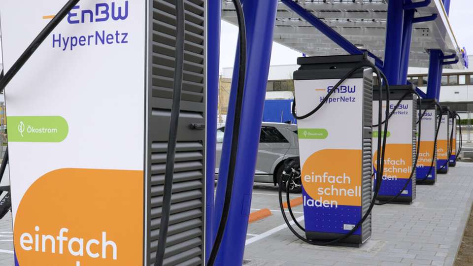Der EnBW Schnellladepark Hamburg-Stellingen ist mitten in der Großstadt gelegen und gut an den Fernverkehr angebunden.