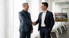 James Macnaghten, CEO von Caldera (links), und Kai Becker, CEO der GEA-Abteilung für Heiz- und Kühltechnik (rechts), besiegeln die Investition von GEA in Caldera. 