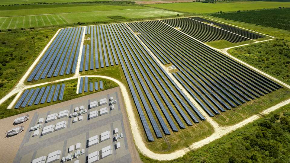 Trinasolar liefert eine richtungsweisende integrierte Solar- und Energiespeicherlösung für das Sandon Brook Projekt von Low Carbon in Großbritannien – ähnlich wie die hier abgebildete Anlage.