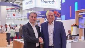  v.l.n.r. Dr. Bertram Hoffmann, Vorstandsvorsitzender bei Wittenstein, und Dr. Steffen Haack, Vorstandsvorsitzender bei Bosch Rexroth, besiegeln die Zusammenarbeit an wirtschaftlicher Unterwassertechnik auf der Hannover Messe 2025. 