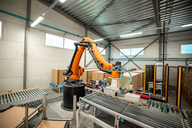 Eine gängige Anwendung von Robotern besteht darin, Holzplatten in einen Sägetisch einzulegen und wieder herauszunehmen, wodurch das Schneiden individueller Formen auf einer Maschine ermöglicht wird.