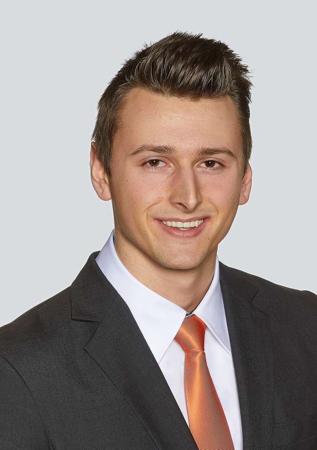 Florian Sauter, Produktmanager Industrial Ethernet Sensor Systeme, Kübler: Ja, aber mit Unterschieden zwischen Industrie- und Consumer-Markt. In der Industrie kann KI Sensoren intelligenter machen, indem sie Daten dezentral verarbeitet und Anpassungen an Umgebungsbedingungen ermöglicht. Dies könnte zu selbstoptimierenden Sensoren führen. Herausforderungen bestehen in der fehlenden Internetverbindung und den hohen Anforderungen an Cyber Security und EMV-Stabilität. Kunden bevorzugen einfache Sensoren, daher darf KI die Nutzung nicht komplizierter machen. Potenzial und Grenzen: Software-definierte Sensoren zeigen, wie KI die Flexibilität erhöhen kann, zum Beispiel durch variable Strichzahlen oder Protokollwahl. Grenzen bestehen in der Nachverfolgbarkeit, den Kosten für leistungsfähige Controller und dem erhöhten Entwicklungsaufwand. Virtuelle Sensorik: Ein Trend ist die Kombination bestehender Sensordaten durch Algorithmen, wobei KI neue Erkenntnisse aus vorhandenen Messwerten gewinnen kann. Fazit: KI wird wichtiger, aber nicht in jedem Sensor integriert sein, sondern gezielt dort, wo sie echten Mehrwert bietet.