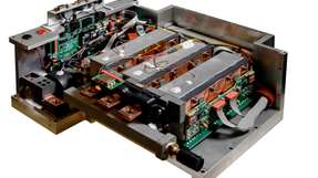 Im Projekt „Dauerpower“ wurde ein Wechselrichter für Elektrofahrzeuge entwickelt, der durch ein verbessertes Kühlmanagement und den Einsatz von Silizium-Karbid (SiC)-Halbleitern die Effizienz und Leistungsfähigkeit steigert.
