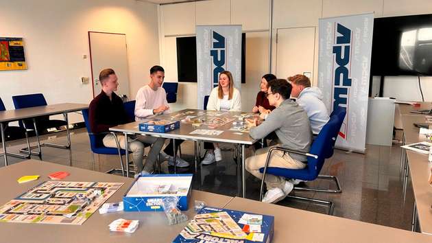 Auszubildende und Studierende bei MPDV Mikrolab entdecken gemeinsam spielerisch die Smart Factory mit dem MPDV-Brettspiel „Smart Factory – das Spiel“.