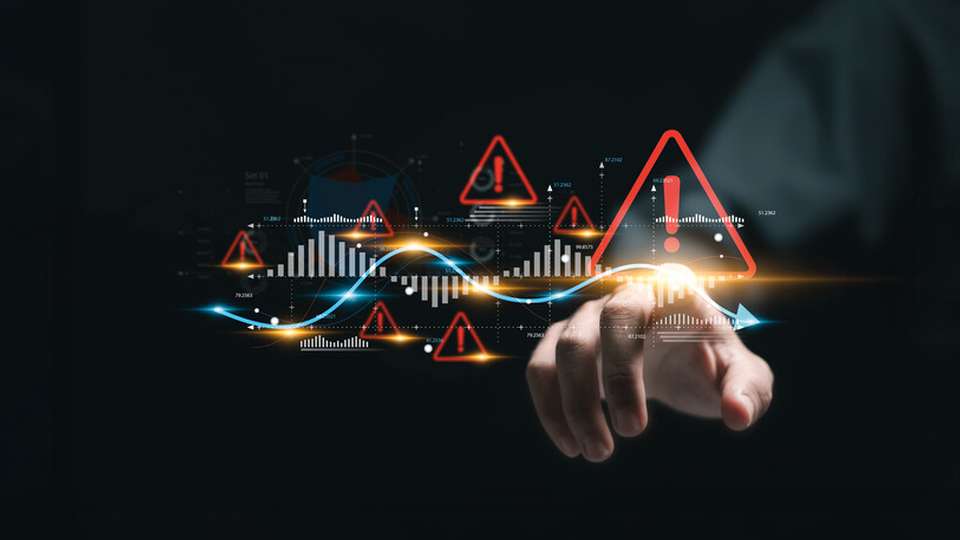 Wachsende Ökostrommengen treffen auf mangelnde Flexibilität: Immer häufiger führt ein Überangebot zu negativen Strompreisen. Speicher, intelligente Netze und flexible Verbraucher könnten den Ausgleich schaffen. Doch regulatorische Hürden, fehlende Investitionen und technische Herausforderungen bremsen den Wandel.