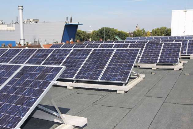 Mittels Contracting können Unternehmen ohne eigene Investitionen von Strom aus Erneuerbare-Energien-Anlagen profitieren.