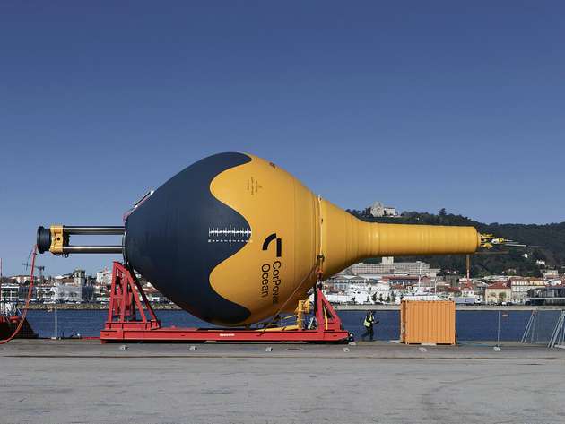 Ein echt großes Ding: Der C4 von CorPower Ocean hat einen Durchmesser von 8 m, eine Höhe von 40 m und ein Gewicht von 70 t. Damit übersteht der Wellenenergiekonverter auch extreme Sturmwellen.