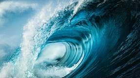 Strom aus dem Meer könnte in Zukunft einen stabilen Beitrag zur erneuerbaren Energieversorgung leisten. Erste Technologien zur Nutzung von Wellenkraft, Gezeitenströmungen und thermischen Gradienten sind entwickelt, doch hohe technische Anforderungen, regulatorische Hürden und Umweltfragen verzögern die Industrialisierung.