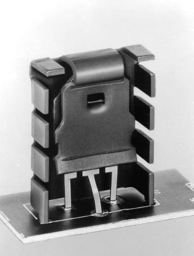 1985 - Gründung der Kunze Kühlkörper GmbH; Der erste Stanzkühlkörper KU 3-333 von Kunze kommt auf den Markt.