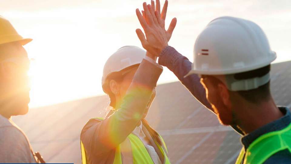 Wie lässt sich die elektrische Zukunft verlässlich gestalten? Phoenix Contact zeigt auf der The smarter E Europe in München Antworten – mit Lösungen für PV, Ladeinfrastruktur, Stromspeicher und Cyber Security.
