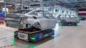 Fahrerlose Transportsysteme (FTS) im Produktionsumfeld profitieren von einer intelligenten Ladeinfrastruktur, die Stillstände minimiert und den Durchsatz steigert.
