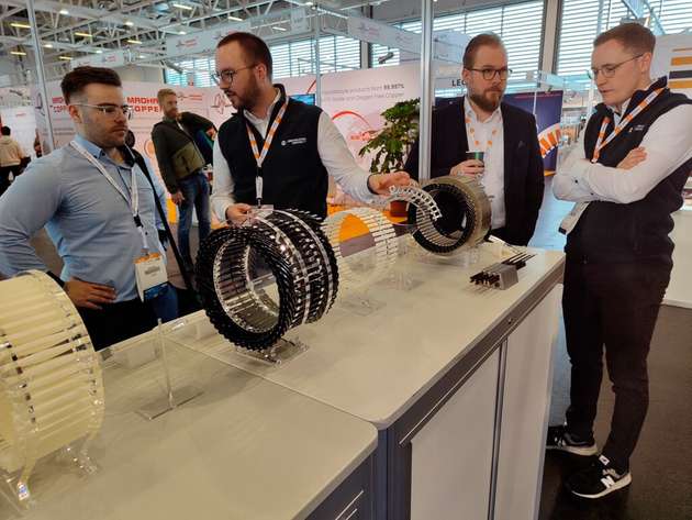Runde Sache? Die PEM-Experten Till Backes (2. von links) und Michael Nankemann (rechts) sprechen bei der Coiltech-Fachmesse mit Akteuren aus der E-Motor-Branche über aktuelle Herausforderungen beim Produktionshochlauf. 