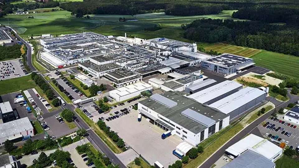 Leonhard Kurz und EnergyNest bauen gemeinsam eine Power-to-Heat-Anlage mit Wärmespeicher zur Dekarbonisierung der industriellen Produktion in Deutschland.
