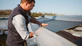 Das Fraunhofer ISE und VOEN Vöhringer haben PV-Module entwickelt, die leicht genug sind, um auf klassischen Witterungsschutzsystemen für Sonderkulturen aufgebracht zu werden.
