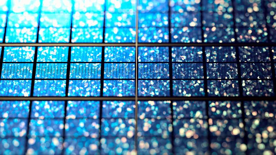 Eine neue Studie des Fraunhofer ISI zeigt: Graphen bietet großes Potenzial für leistungsfähigere Batterien, steht aber vor Hürden bei Produktion und Markteinführung.