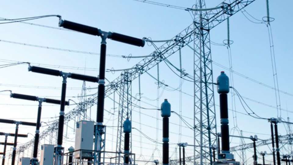 Das Stromnetz der Zukunft muss flexibel, digital und grenzüberschreitend sein, eine intelligente Infrastruktur, die schwankende Einspeisung erneuerbarer Energien ausgleicht, Verbrauch dynamisch steuert und gleichzeitig Versorgungssicherheit sowie bezahlbare Preise gewährleistet.