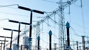 Das Stromnetz der Zukunft muss flexibel, digital und grenzüberschreitend sein, eine intelligente Infrastruktur, die schwankende Einspeisung erneuerbarer Energien ausgleicht, Verbrauch dynamisch steuert und gleichzeitig Versorgungssicherheit sowie bezahlbare Preise gewährleistet.