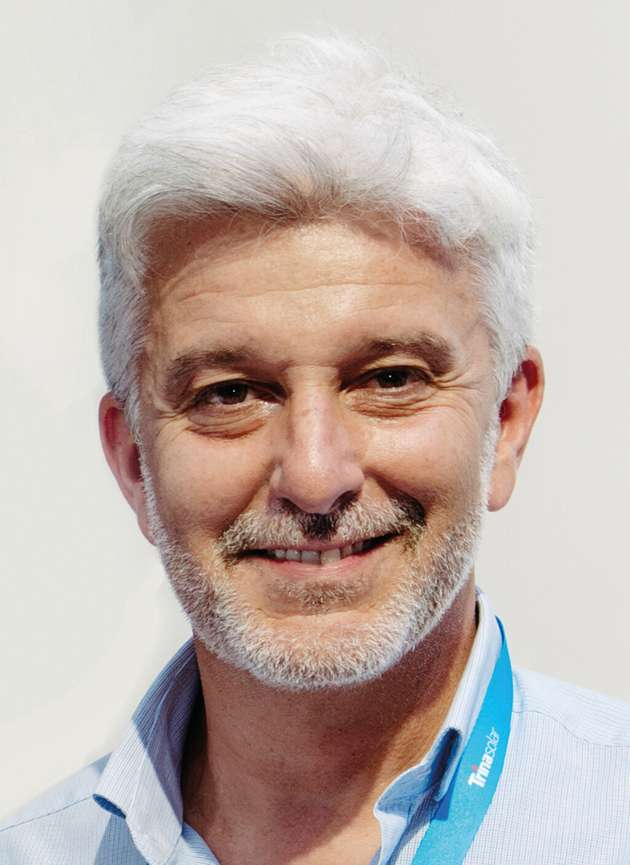 Gabriele Buccini, Head of Storage, Trinasolar Europe: Trinasolar zeigt sein umfangreiches Portfolio mit PV-Modulen, Montage- und Energiespeicher-Systemen am Stand. Zu den Highlights gehört Trina Storage Elementa 2 Pro. Die neueste Generation der integrierten Speicherplattform bietet verbesserte Effizienz mit leistungsstarken 314 Ah-Zellen, die mit bis zu 15.000+ Zyklen langfristige für Zuverlässigkeit und Leistung sorgen. Das dreistufiges Sicherheitskonzept umfasst frühzeitige Erkennung von Brandgefahren, Brandunterdrückung und Explosionsschutz. Eine hohe Energiedichte in einem kompakten und flexiblen Design ermöglichen eine höhere Speicherkapazität auf begrenztem Raum. Mit einem Betriebsgeräusch von ≤70 dB liegt das System um 12,5 Prozent niedriger als branchenübliche Standards.
Halle A1, Stand 170